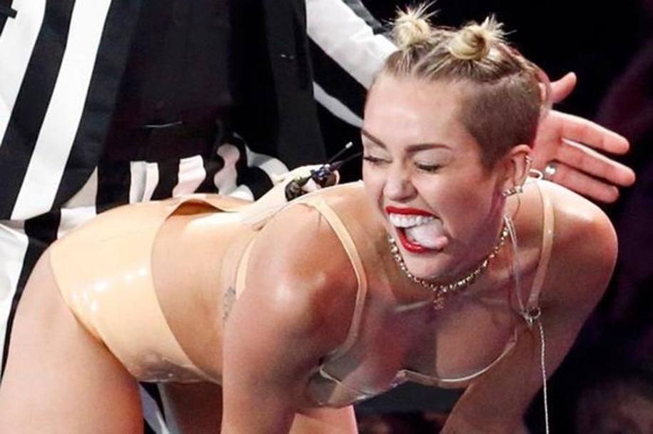 Miley in versione hot nella performance a MTV con Robin Thicke